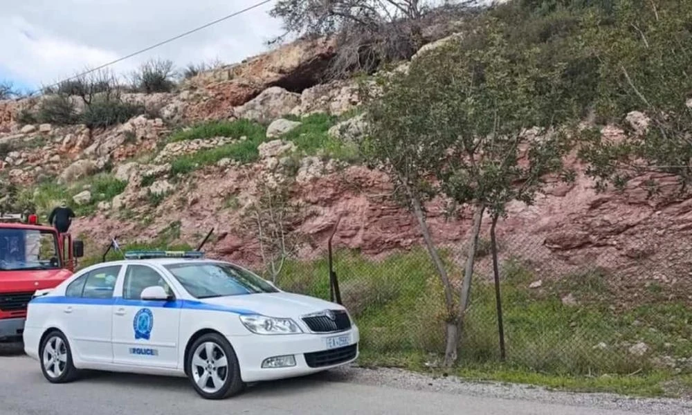 Θρίλερ στη Βούλα: Βρέθηκε σορός γυναίκας έξω από απόκρημνη σπηλιά στο κοιμητήριο